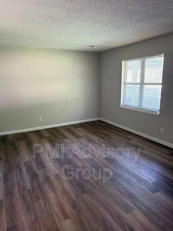 3 bed, 1.0 bath, 1152 sqft, $1,350 — Photo 4