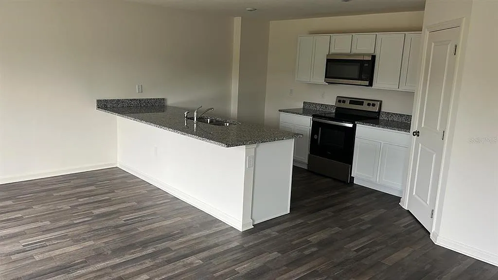 4 bed, 2.5 bath, 1964 sqft, $2,350 — Photo 4
