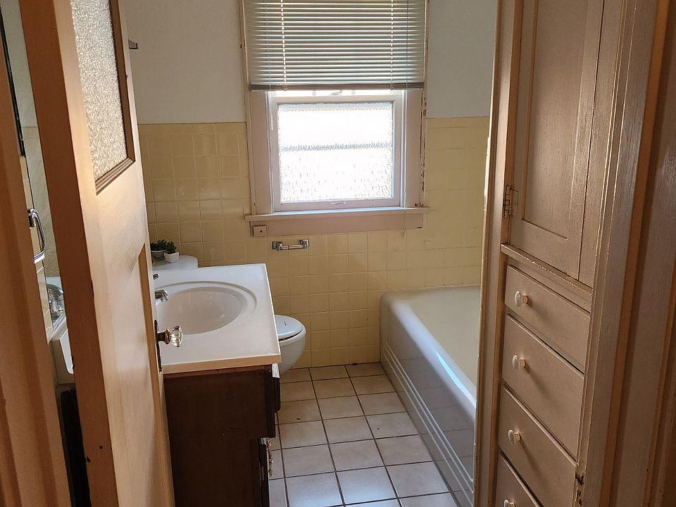 1st image of 213 W 14th St #2