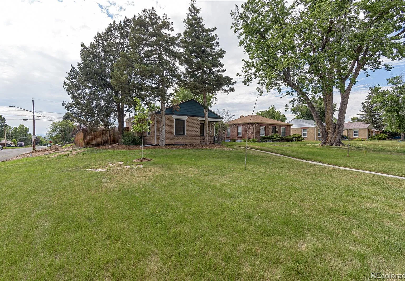 2 bed, 2.0 bath, 861 sqft, $2,400 — Photo 2
