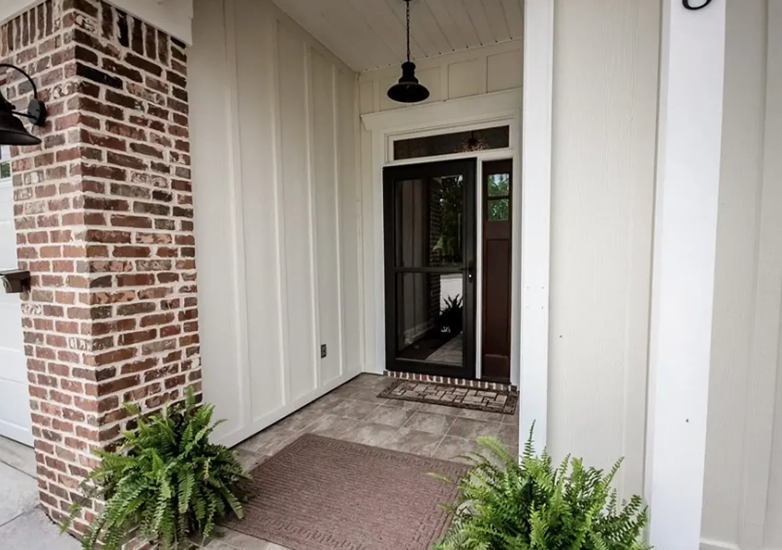 Modern 4BR/2BA Home with Granite Countertops, Island Kitchen & Screened Porch — Photo 2