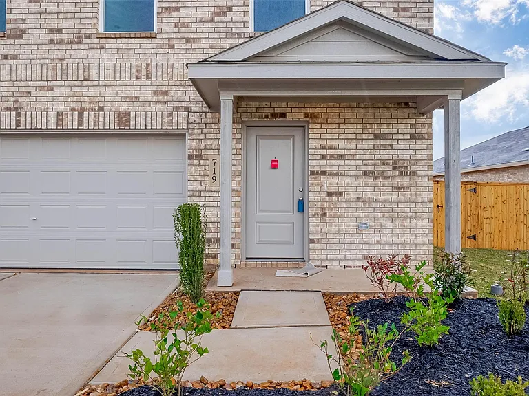 719-719 Falling Cave Dr — Photo 2