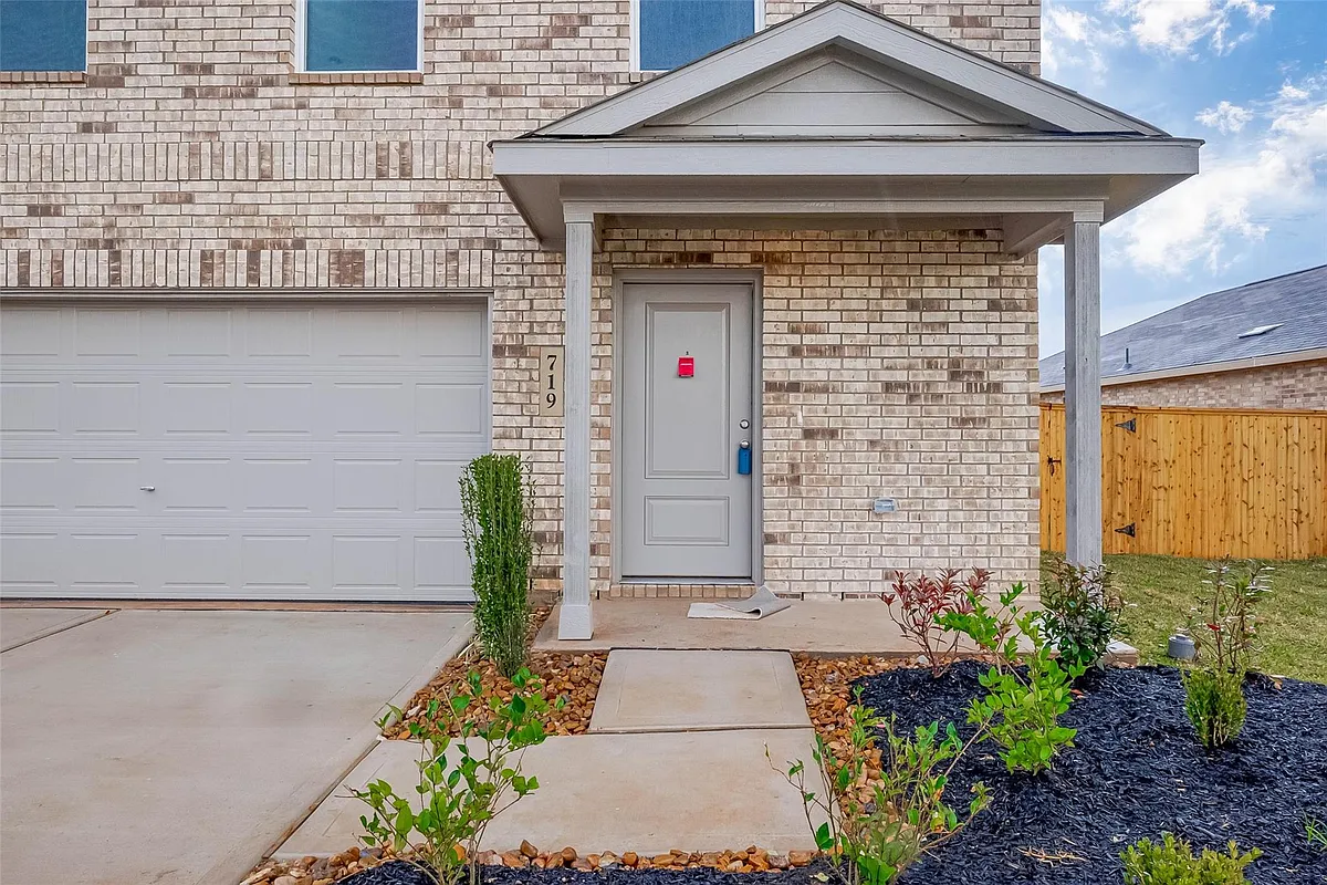 Building Photo - 719-719 Falling Cave Dr