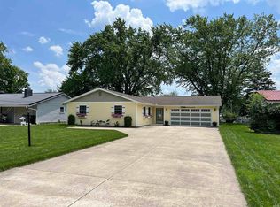 601 E Pickwick Dr, Syracuse, IN 46567