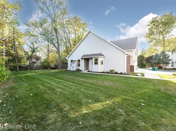 529 Indian Oaks Dr, Howell, MI 48843