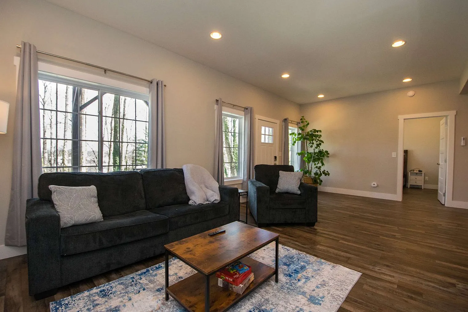 1 bed, 1.0 bath, 990 sqft, $2,052 — Photo 4