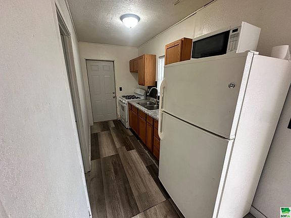 5th image of 221 E 11th St