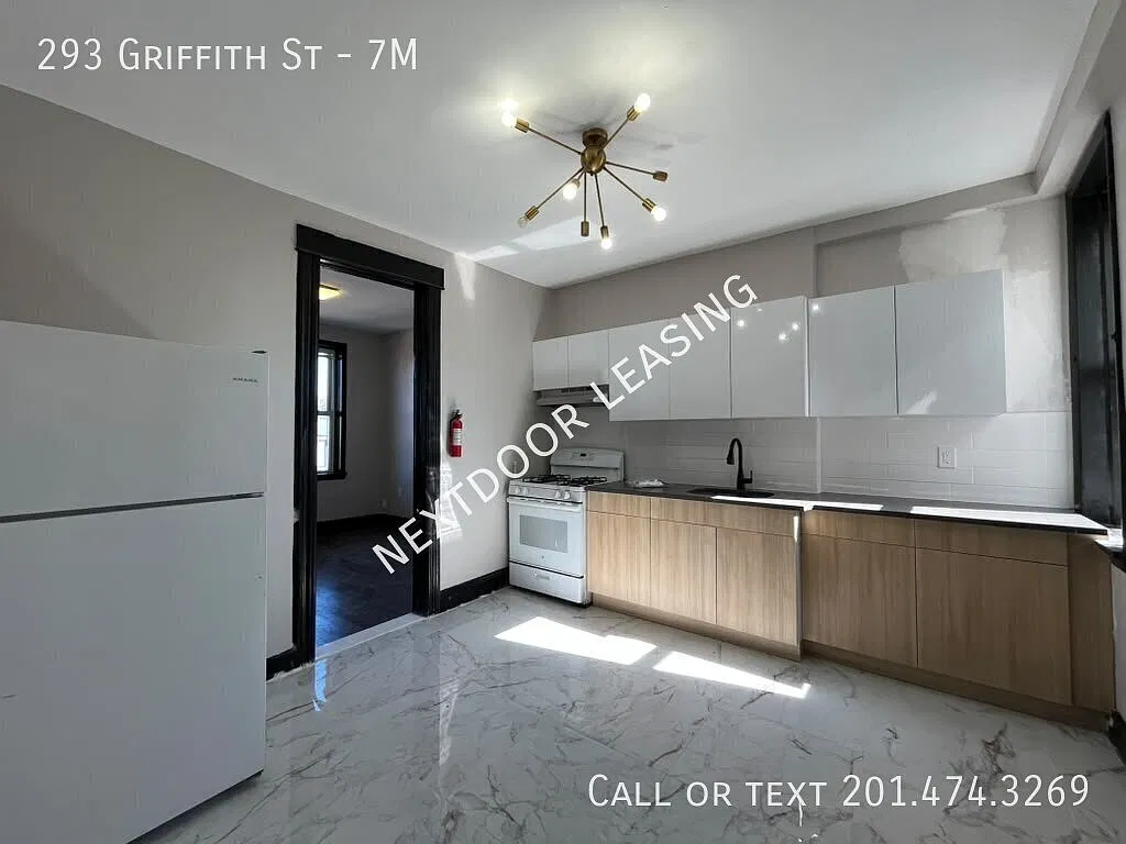293 Griffith St — Photo 2