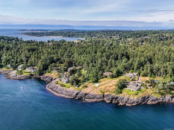 2550 Queenswood Dr, Saanich, BC V8N 1X5