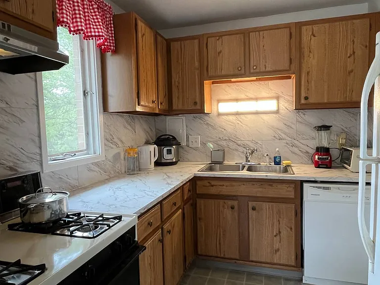 2252 N Triphammer Rd — Photo 7