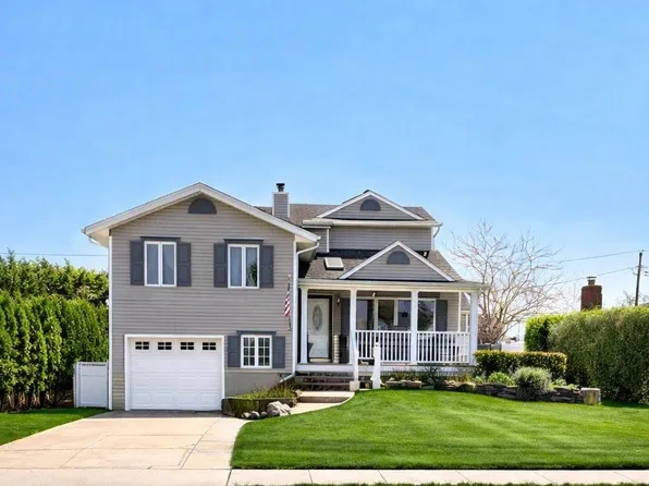 35 Peachtree Lane, Hicksville, NY 11801