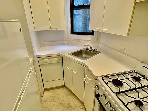 3rd image of 302 E 38th St APT 4A