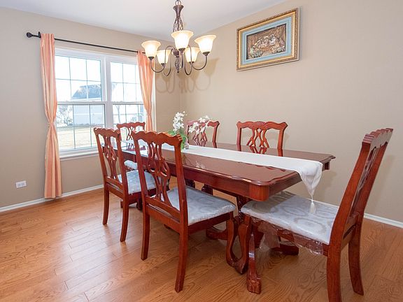 3rd image of 299 Beaumont Ct