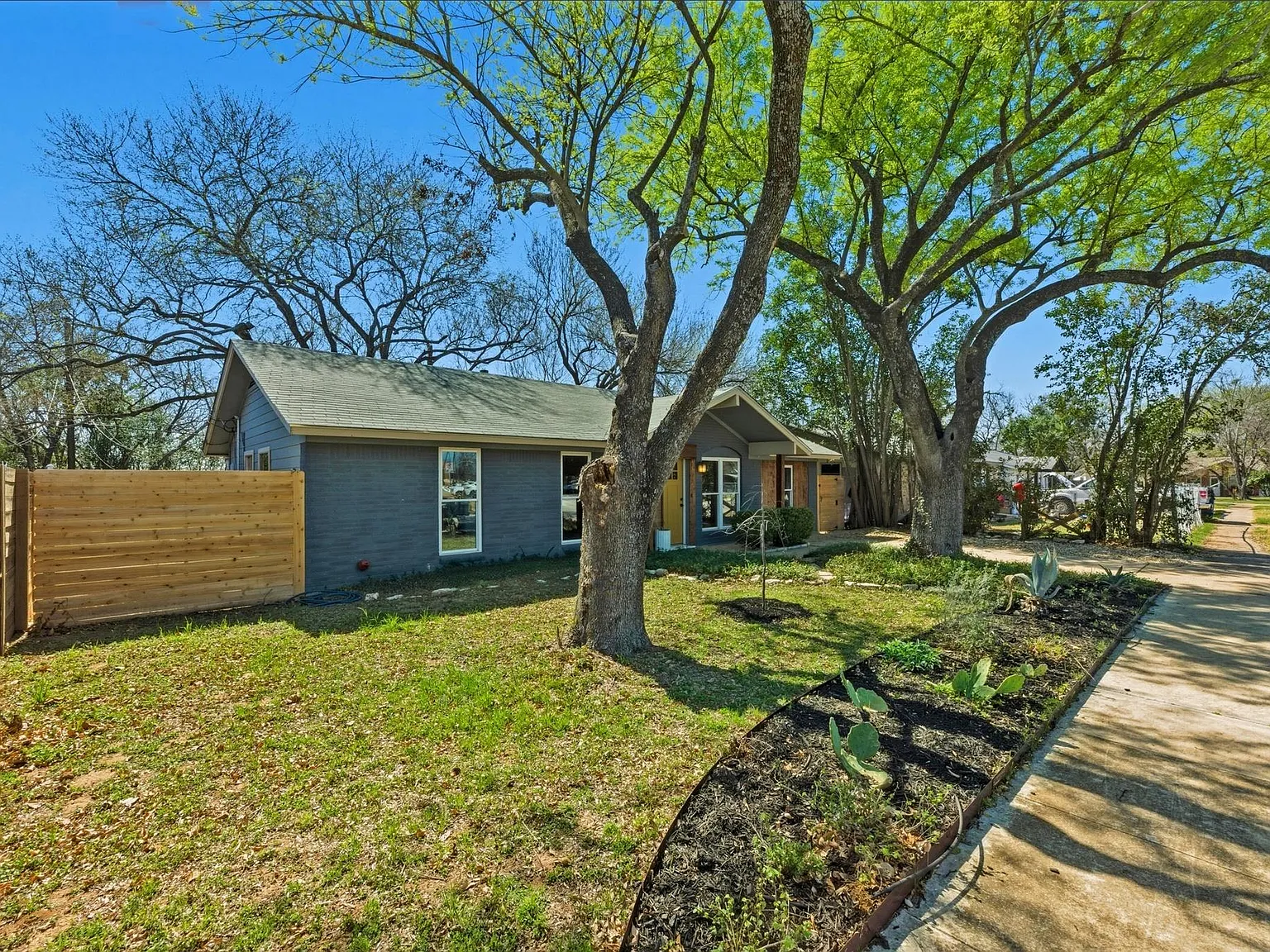 3 bed, 1.0 bath, 1170 sqft, $2,100 — Photo 2