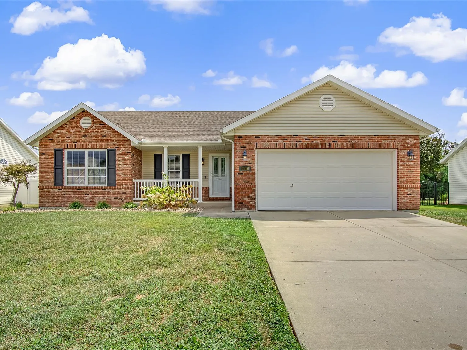 1116 Maplewood Ln photo 1