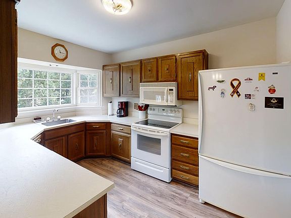 4th image of 11003 Greenwood Ct