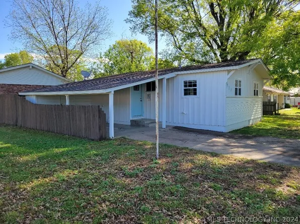 717 W Chenault Ave, Checotah, OK 74426