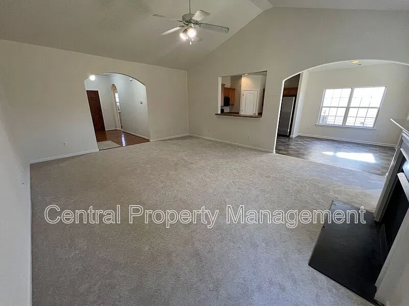 4 bed, 2.0 bath, 1741 sqft, $1,900 — Photo 3