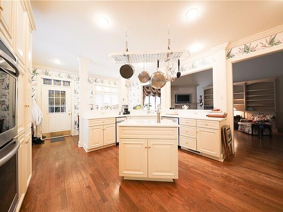 5th image of 2090 Foxden Dr