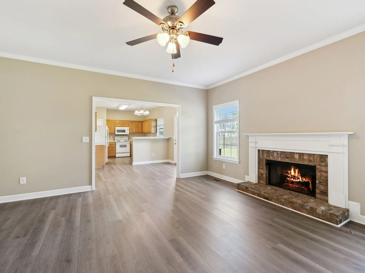 3 bed, 2.5 bath, 2516 sqft, $2,500 — Photo 2
