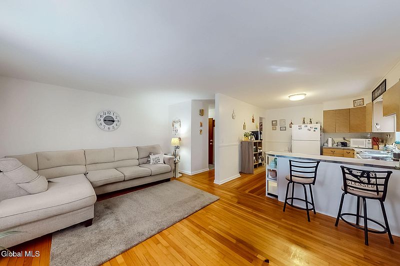 5th image of 3122 High Street