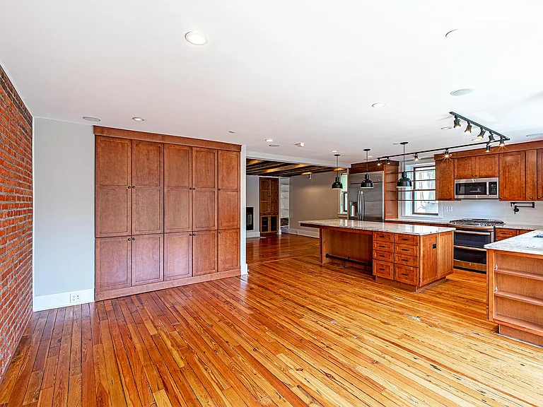 325 D St SE — Photo 22