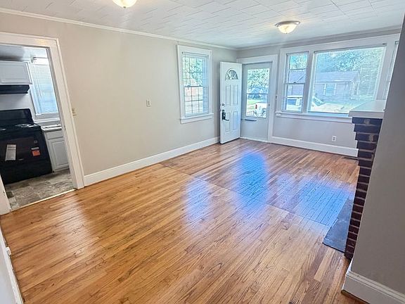 5th image of 304 Lloyd St
