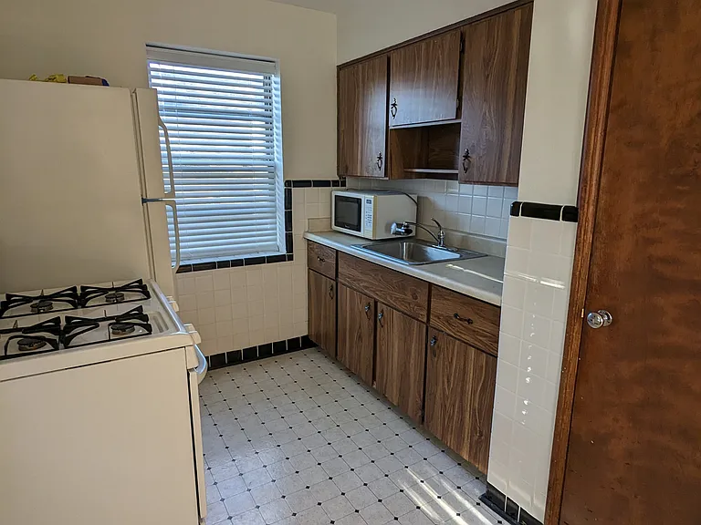 5301 Jamieson Ave #C — Photo 3