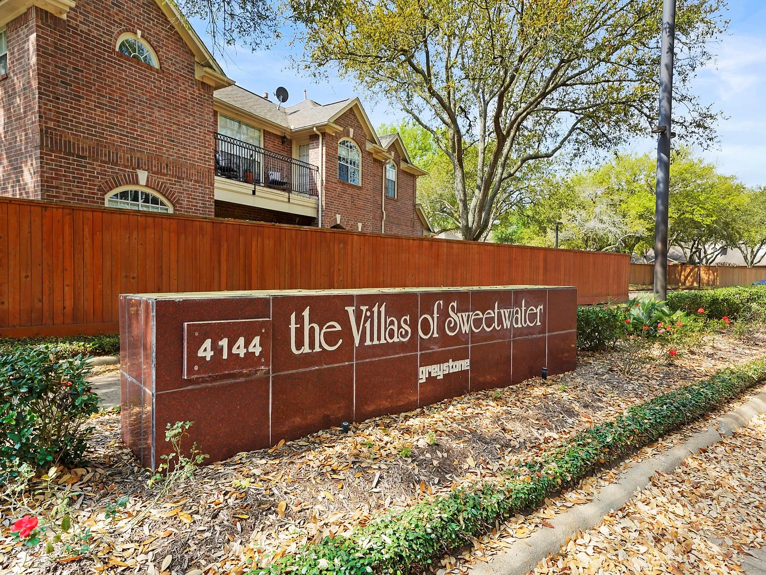 2 bed, 2.0 bath, 997 sqft, $2,000 — Photo 1