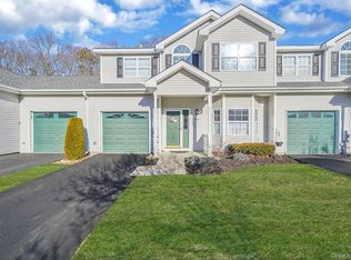 115 Willow Wood Dr, Oakdale, NY 11769