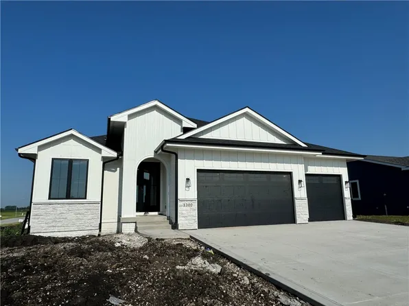 1300 Deer Ridge Dr NW, Bondurant, IA 50035