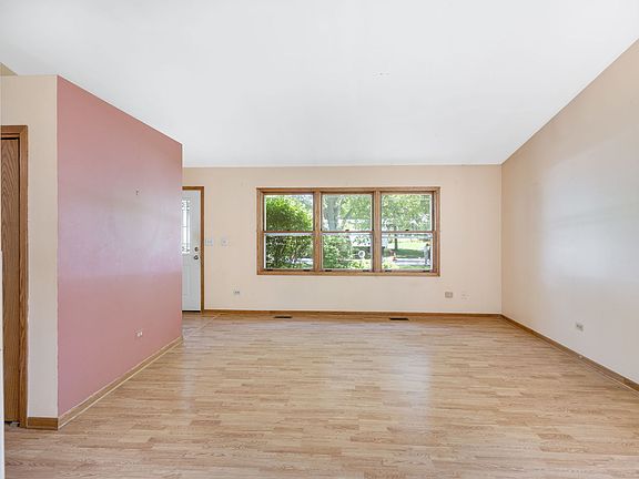 4th image of 640 Lilac Dr