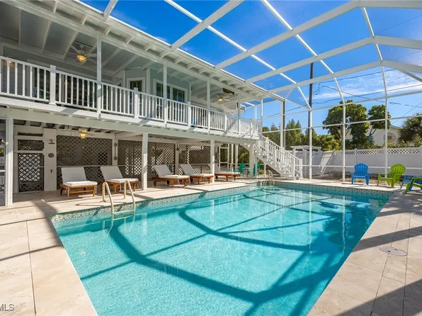 424 Lagoon Dr, Sanibel, FL 33957