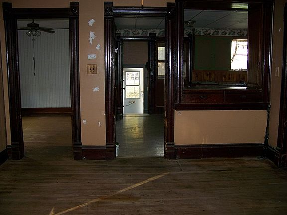 5th image of 308 E Oak St