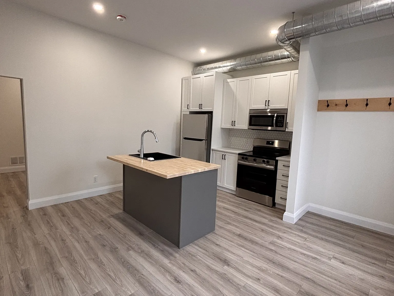 Studio, 1.0 bath, 700 sqft, $1,700 — Photo 3
