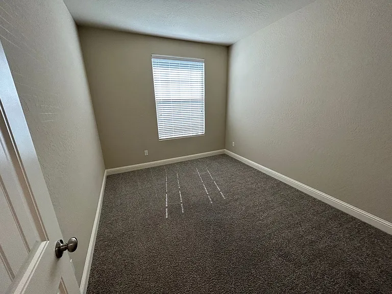 1025 S Crumal St — Photo 4
