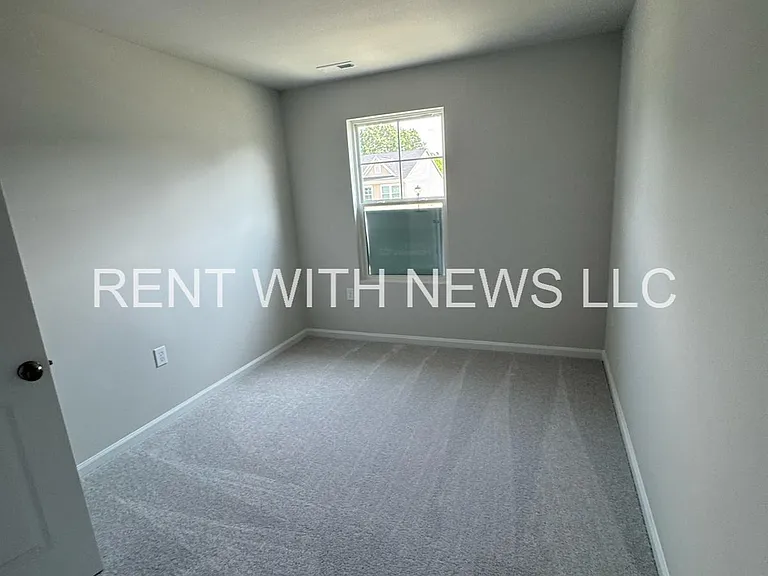 243 Paramount Dr — Photo 14