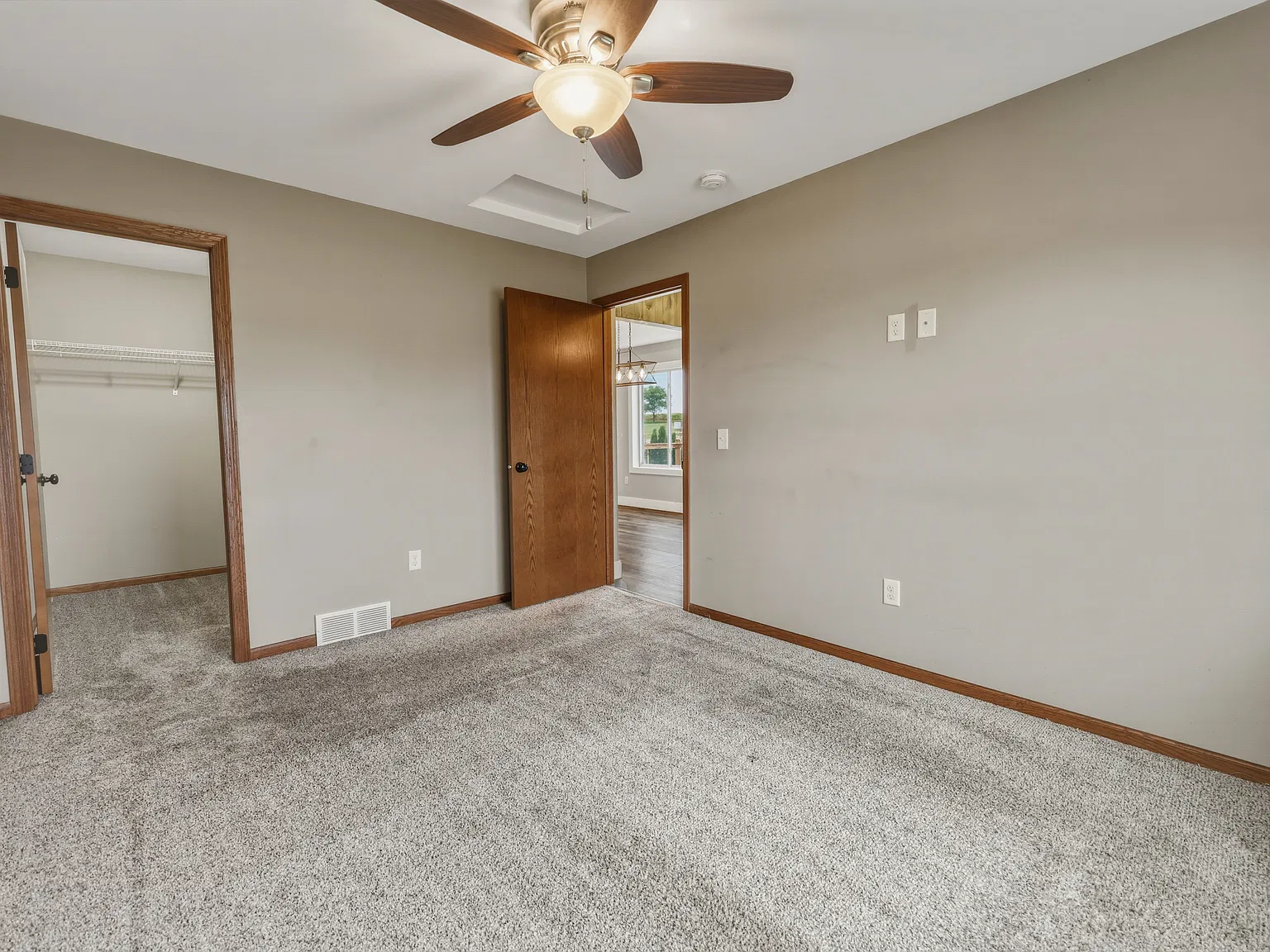 4 bed, 1872 sqft, $2,095 — Photo 3