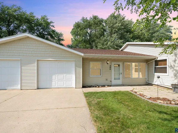 504 Josephine Dr, Hills, MN 56138