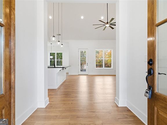 4th image of 170 Fieldstone Cir