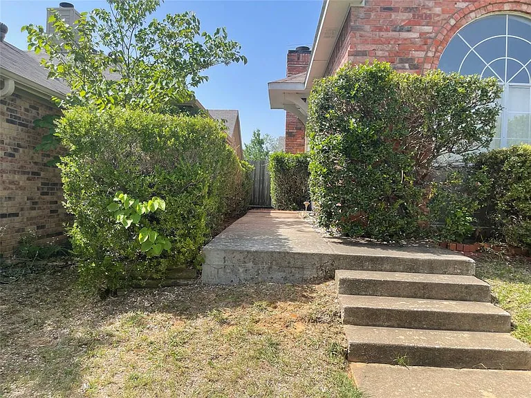 1330 Overlook Dr — Photo 2