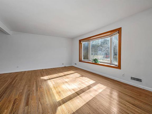 4th image of 63 Susan Dr