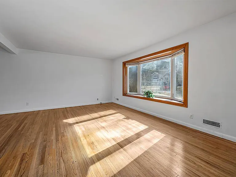 63 Susan Dr — Photo 4