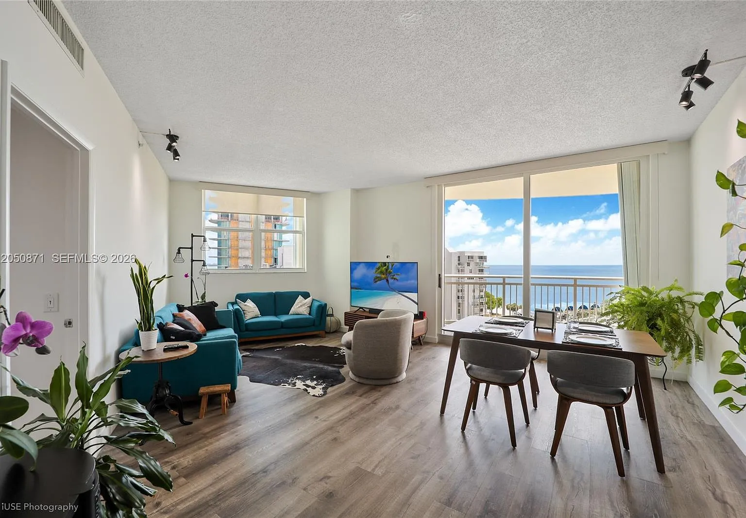 The Metropolitan Condo — Photo 3