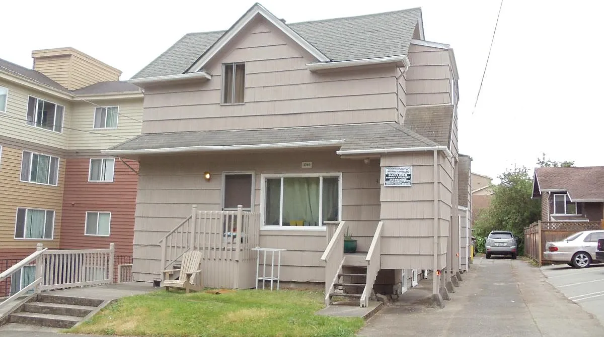 4249 9th Ave NE Seattle WA 98105 LCG (C) - 3 — Photo 1