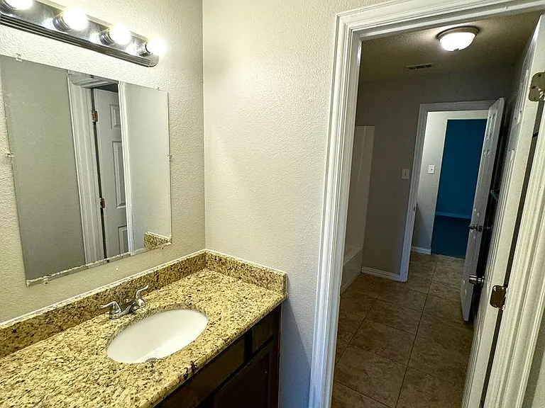 2324 Bloomfield Dr — Photo 13