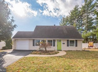 2 Plumbridge Dr, Levittown, PA 19056