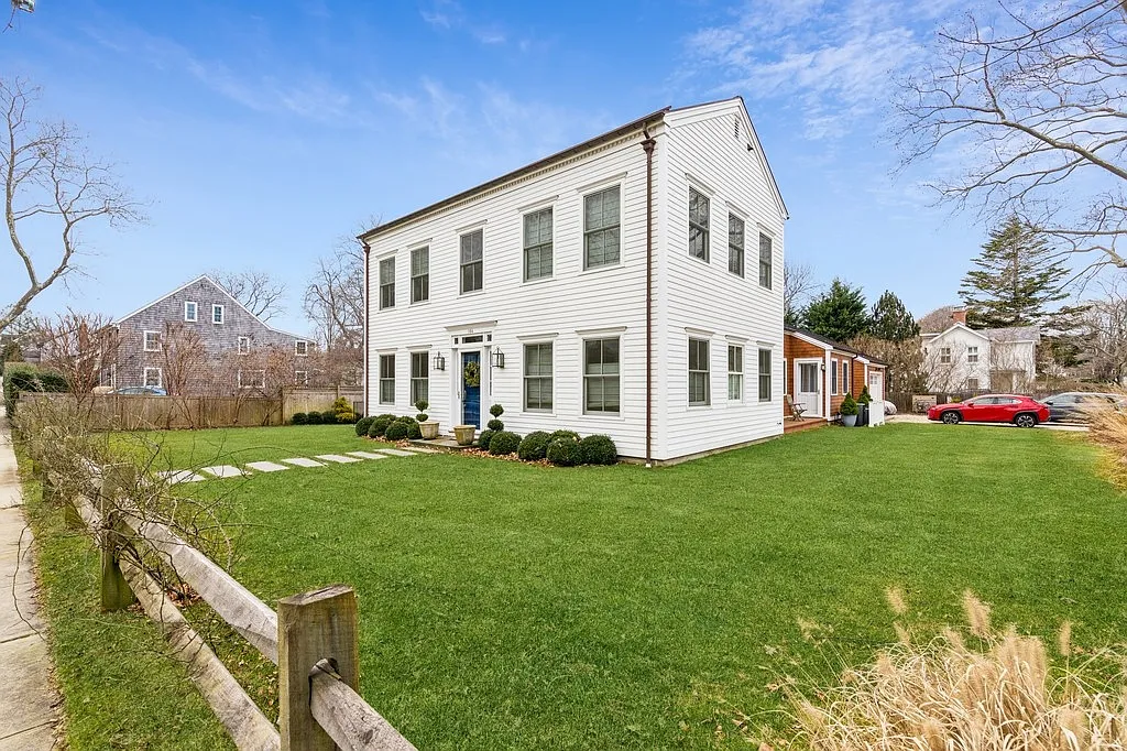 Sag Harbor Village with pool — Photo 2