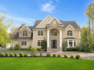 5 Branwood Dr, Dix Hills, NY 11746