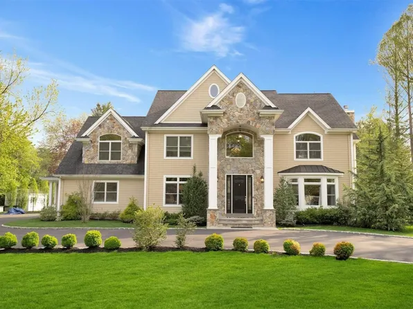 5 Branwood Drive, Dix Hills, NY 11746